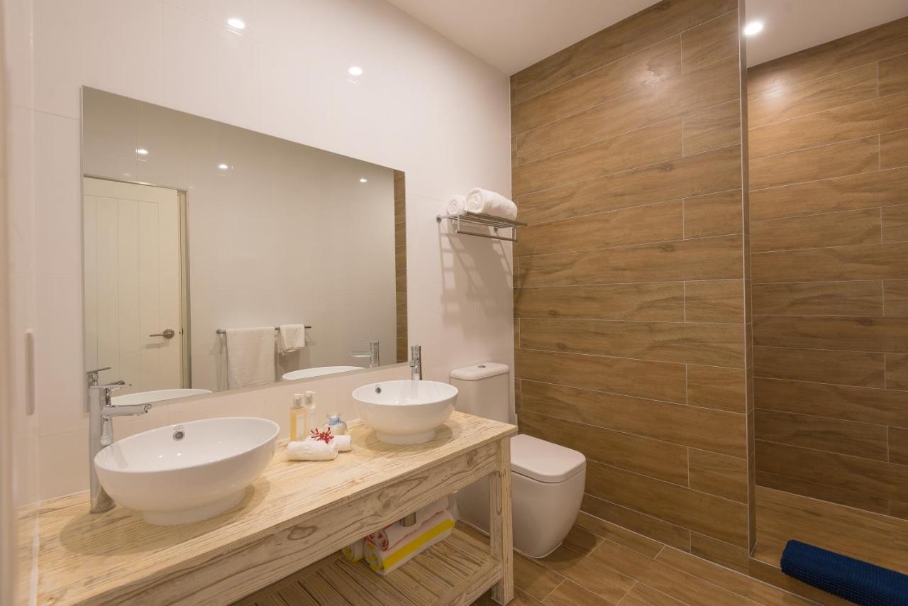 Le Nautique Beachfront Apartment Anse Royale