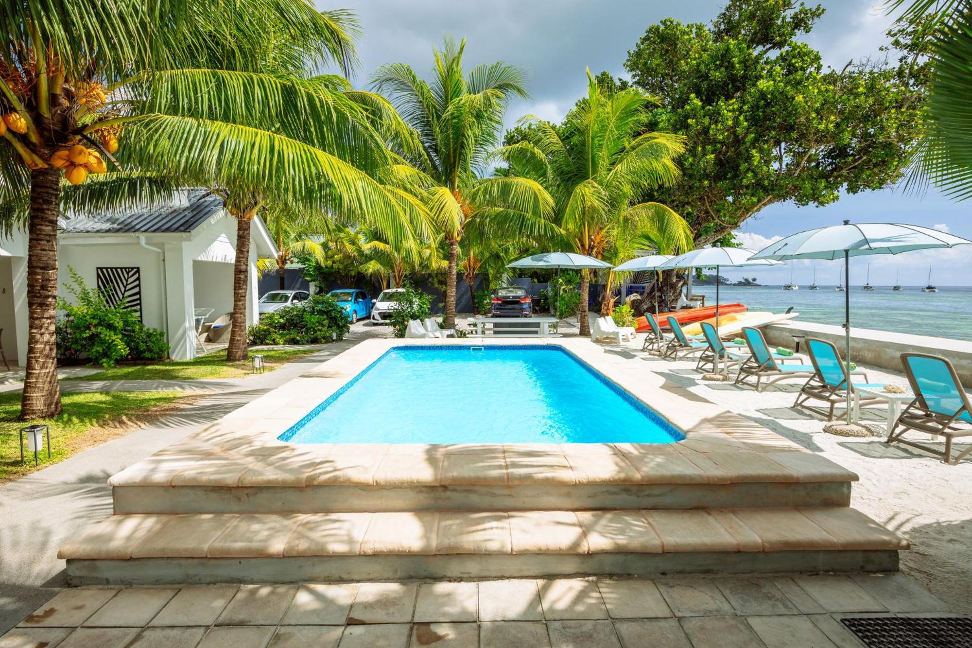 Le Nautique Beachfront Apartment Anse Royale